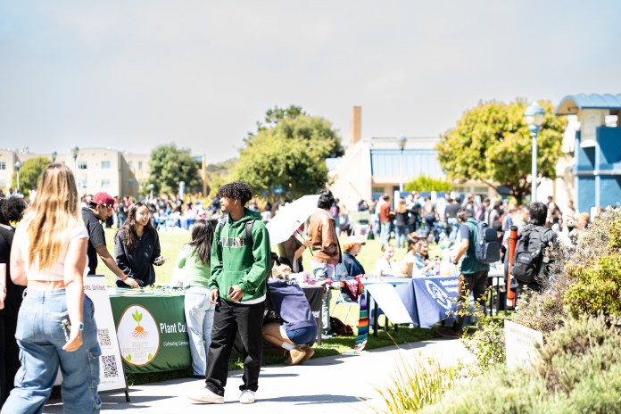 Image of over 100 students in the main quad for otter showcase.