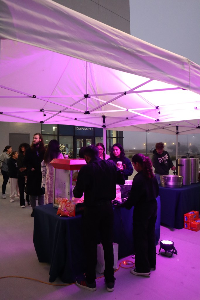 Image of Students getting Popcorn.