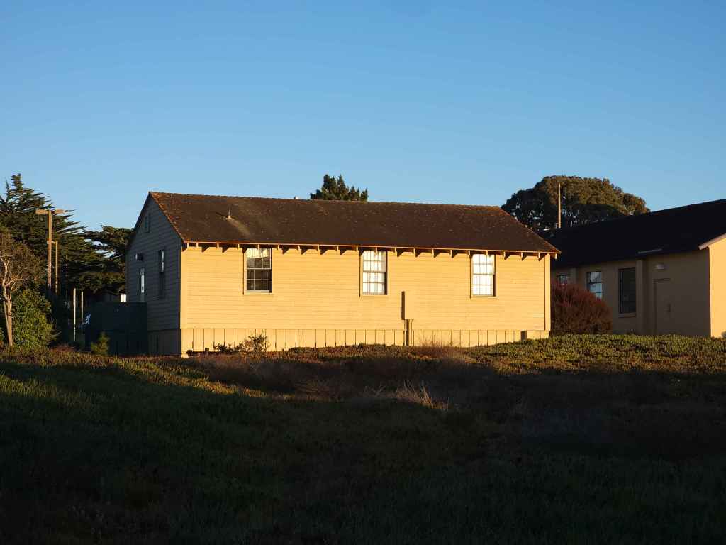Picture of the Oaks Hall building on CSUMB from the outside
