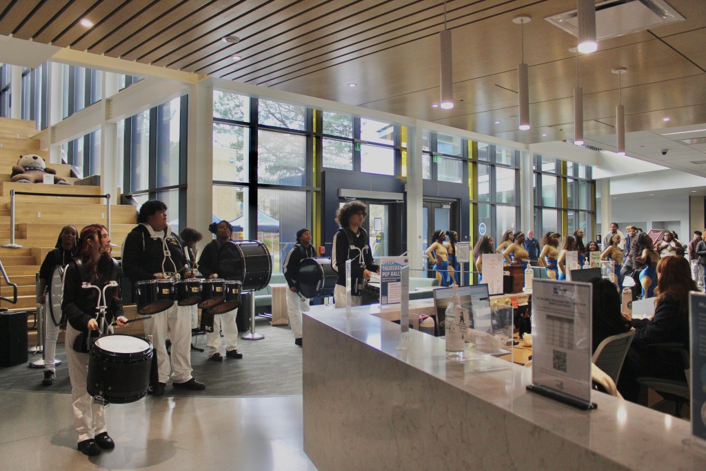 Picture of the crowd at Otter Thursday