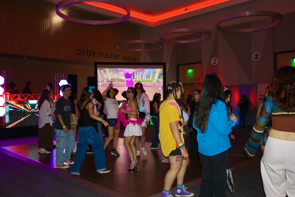 Picture of Students dancing in a crowd