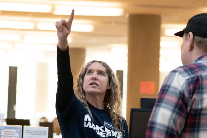 Picture of library dean Jacqueline Grallo pointing at the sky