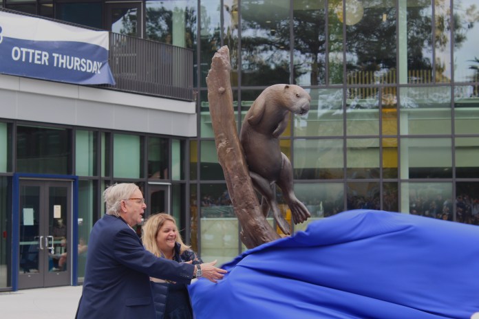 Picture of the otter statue being unveiled
